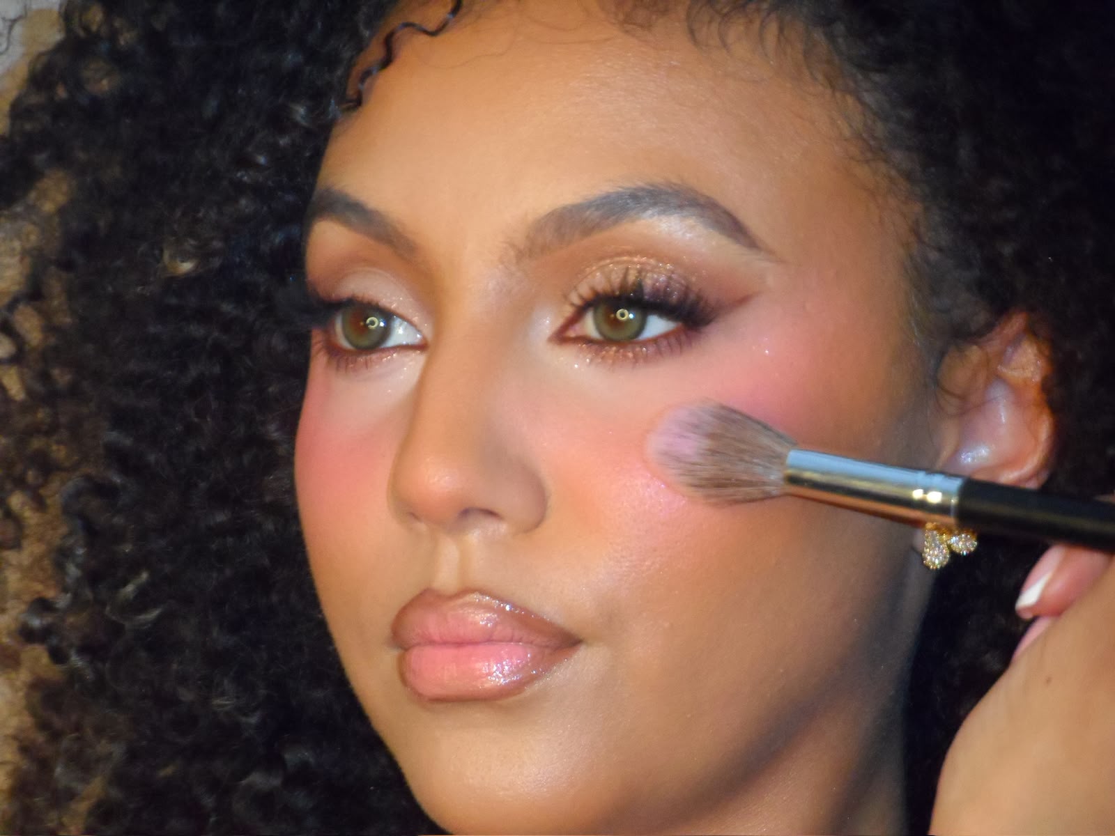 Makeup education at the RS Artistry studio